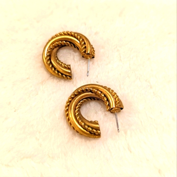 Vintage Elegant Goldtone Textured Hoop Pierced Earrings - Picture 5 of 5